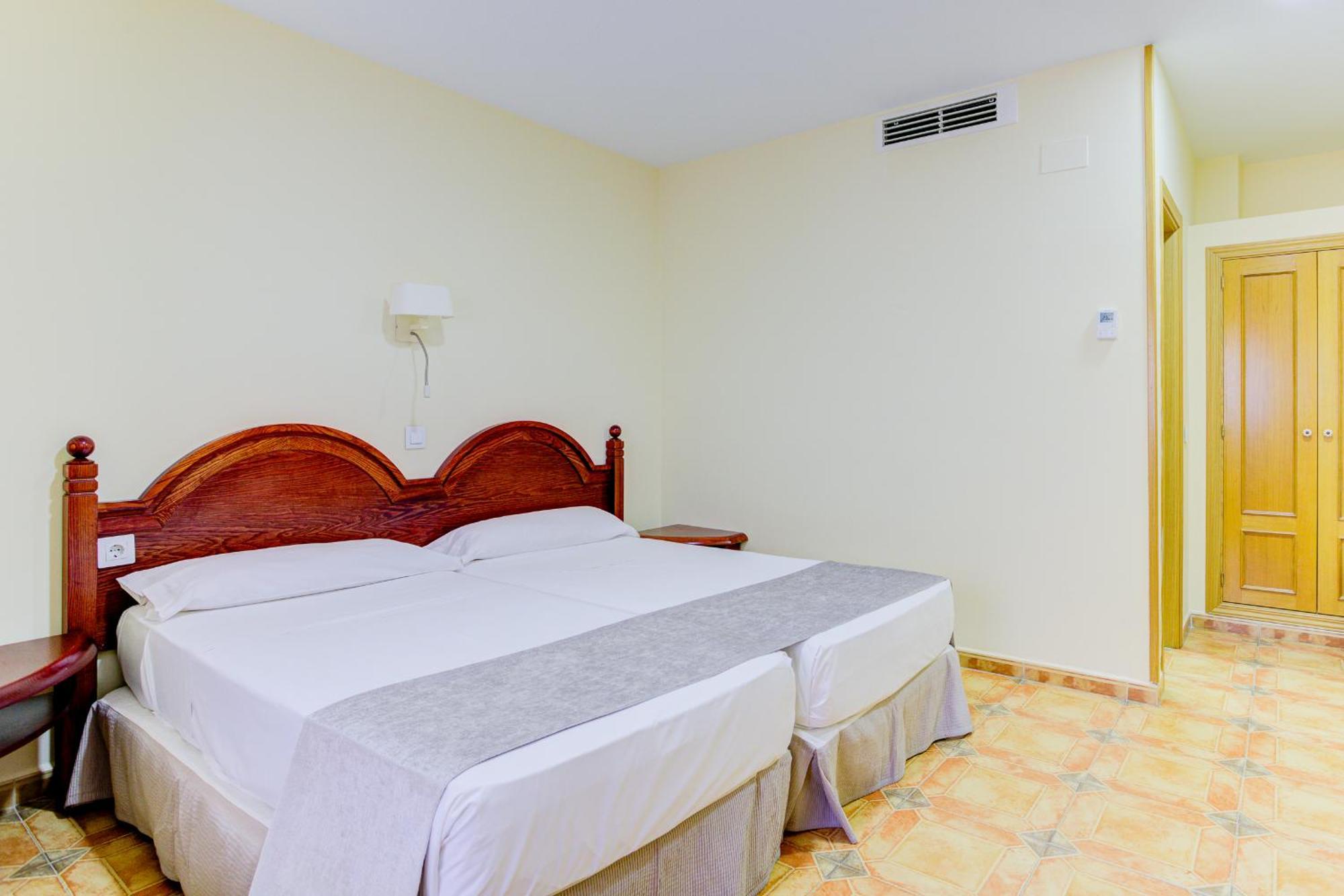 Hotel Pizarro 우마네스 데 마드리드 외부 사진
